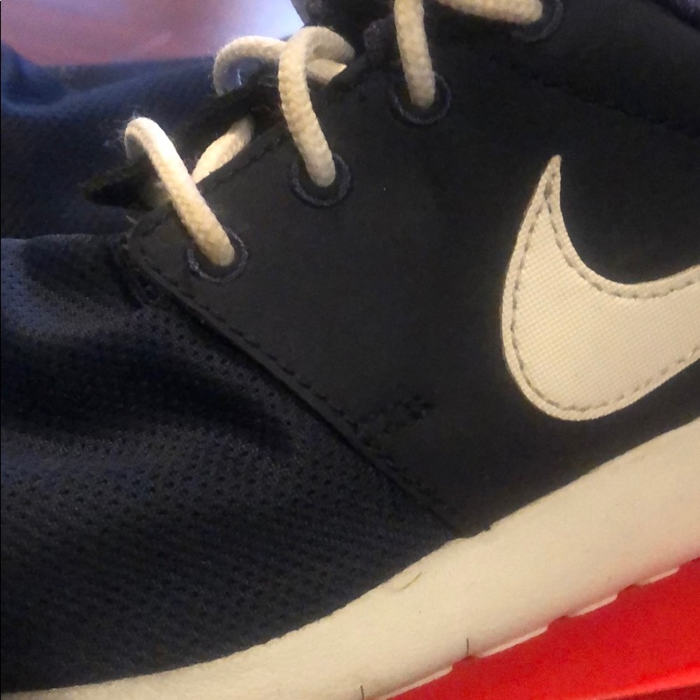 Nike Roshe Runs - Picture 2 of 5
